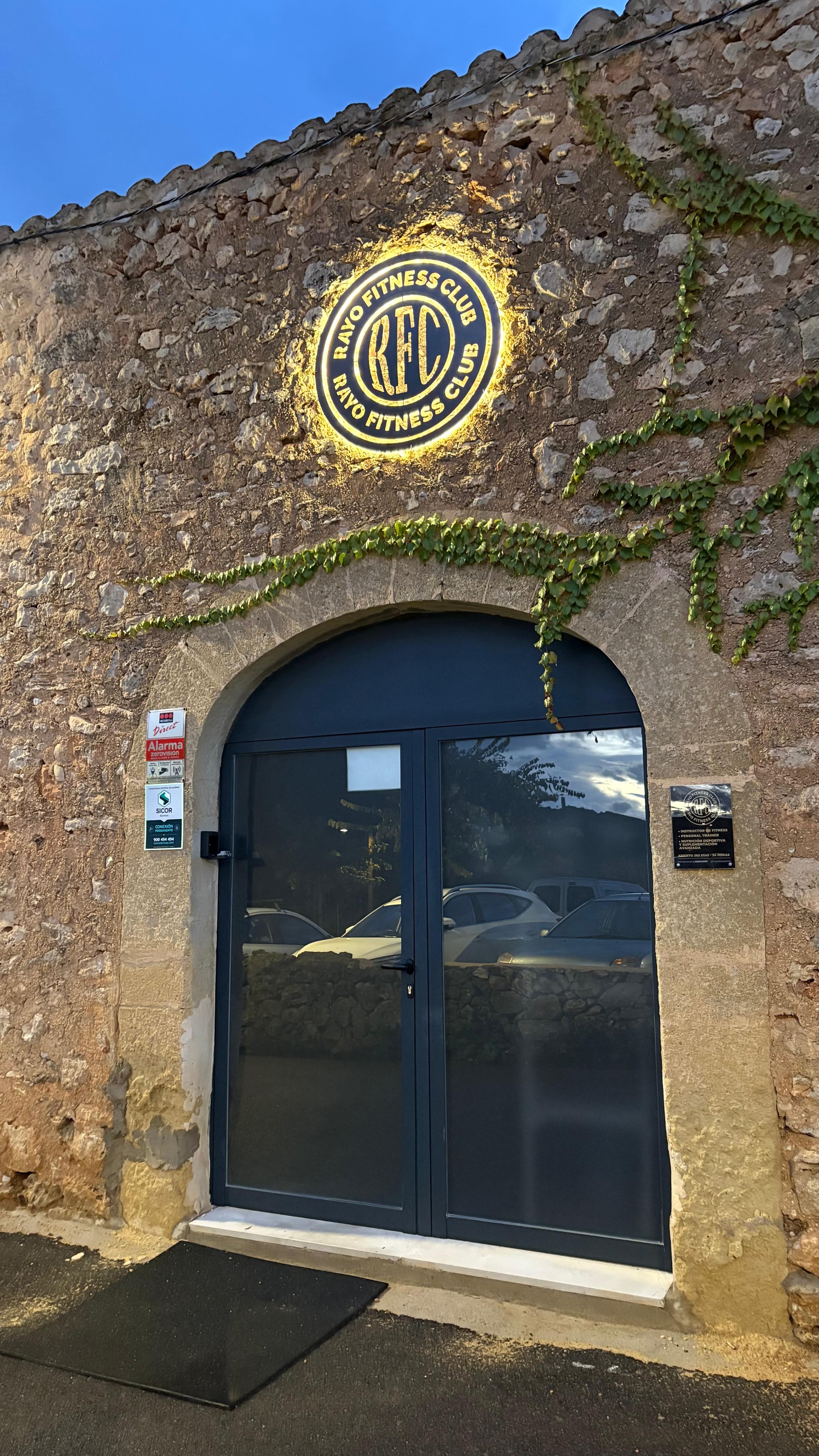 Entrada principal de Rayo Fitness Club en Sencelles